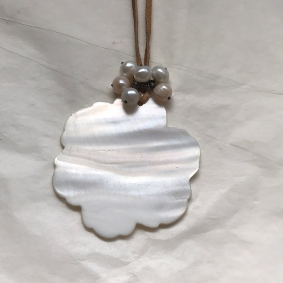 Mother of pearl carved flower & leather choker - Picture 6 of 7